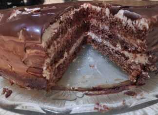 Σοκολατένια Τούρτα με επικάλυψη γκανάζ σοκολάτας, κομμένη σε τρία στρώματα.