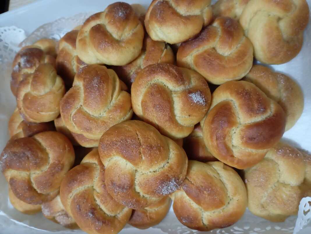 Αφράτα Νηστίσιμα Τσουρεκοκούλουρα Κανέλας πασπαλισμένα με ζάχαρη