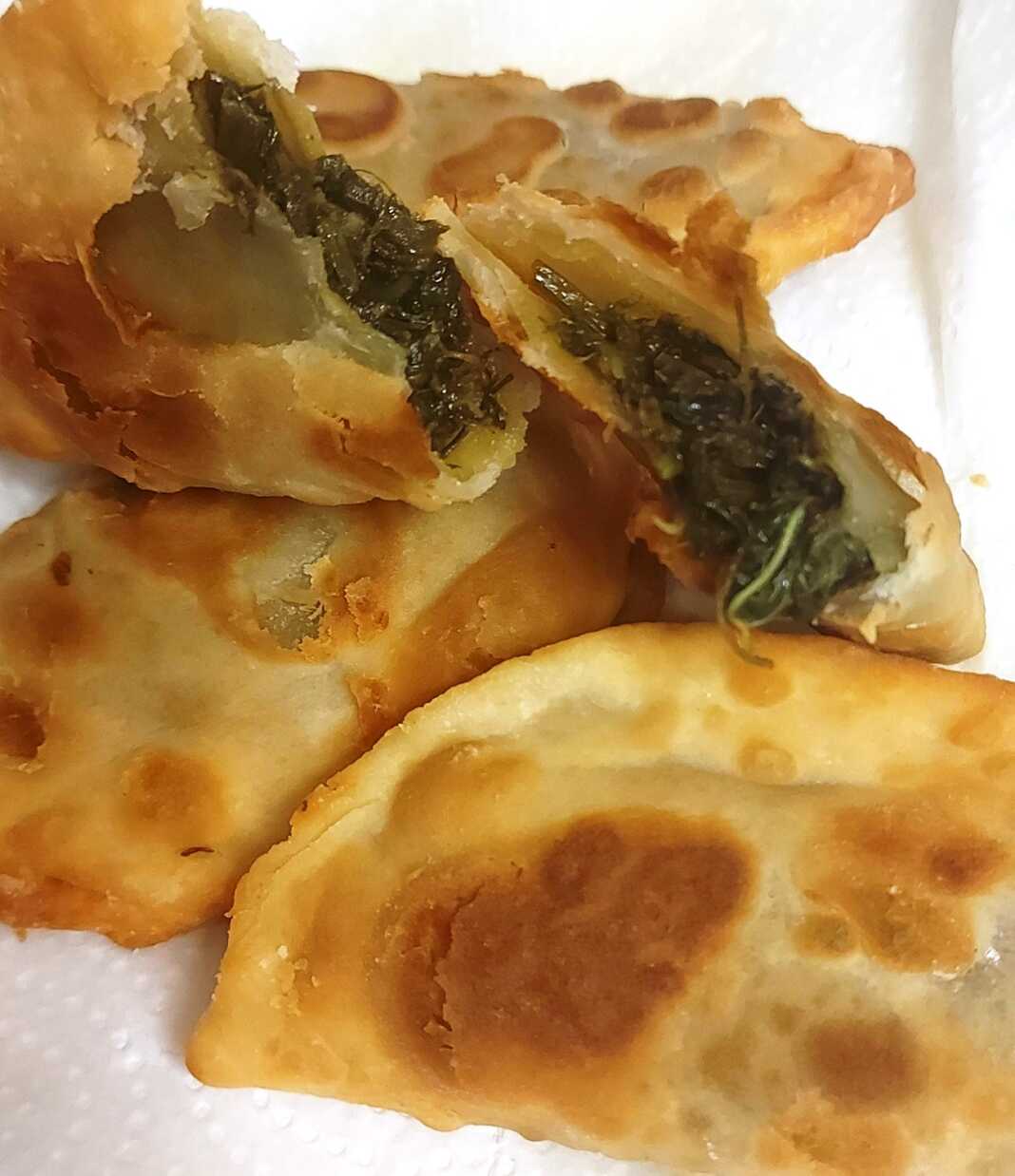 Κρητικές χορτόπιτες στο τηγάνι, χρυσαφένιες, γεμιστές με σέσκουλα και πράσα