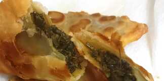 Κρητικές χορτόπιτες στο τηγάνι, χρυσαφένιες, γεμιστές με σέσκουλα και πράσα