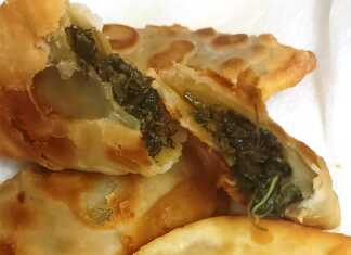 Κρητικές χορτόπιτες στο τηγάνι, χρυσαφένιες, γεμιστές με σέσκουλα και πράσα