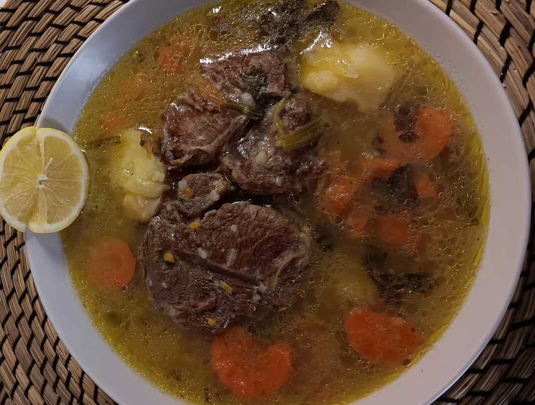 vrasto0 Μοσχαρίσιο ποντίκι και χοντροκομμένα λαχανικά σε κατσαρόλα χύτρας.