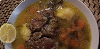 Μοσχαρίσιο ποντίκι και χοντροκομμένα λαχανικά σε κατσαρόλα χύτρας.