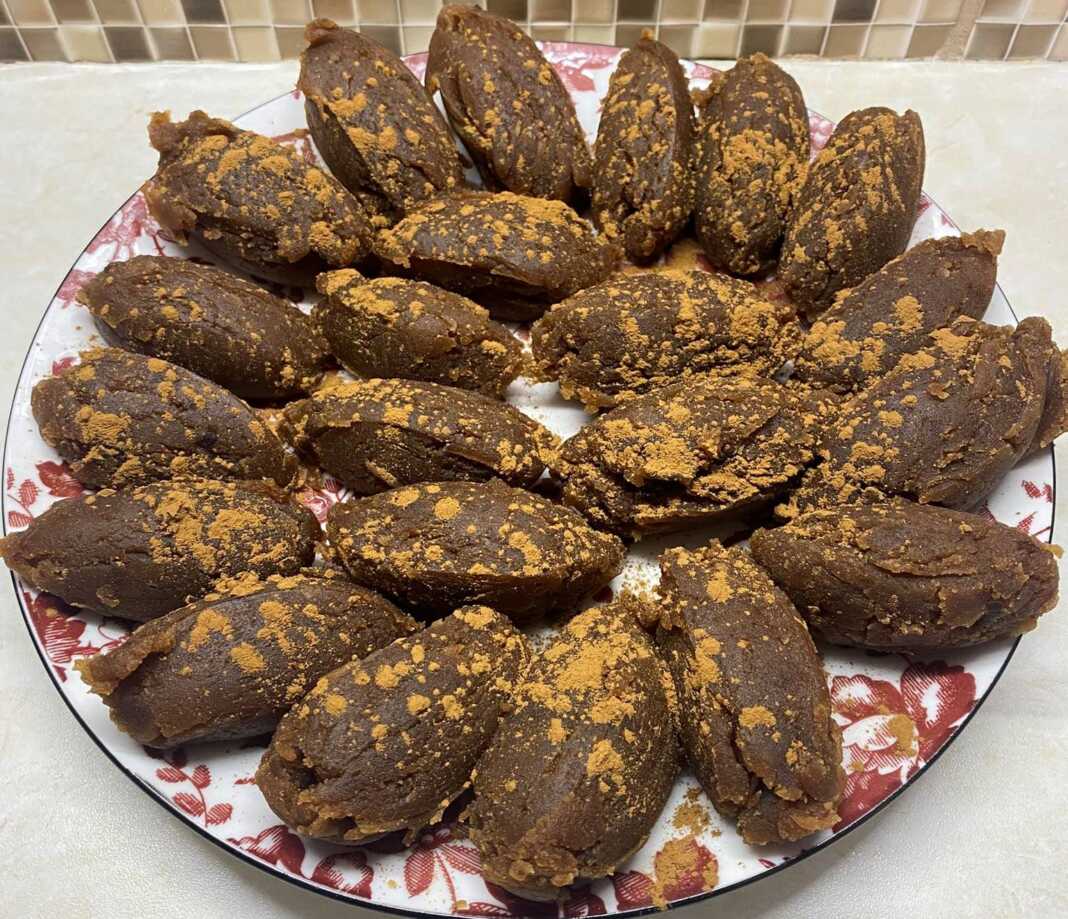 Παλιός χαλβάς κουτάλατος με αλεύρι, σερβιρισμένος σε πιάτο με καρύδια και κανέλα