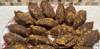 Παλιός χαλβάς κουτάλατος με αλεύρι, σερβιρισμένος σε πιάτο με καρύδια και κανέλα