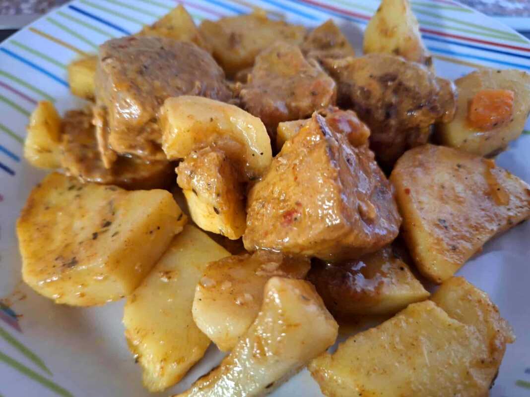 Χοιρινό με μουστάρδα και μέλι σε κατσαρόλα, με πατάτες και καρότα σε πλούσια σάλτσα