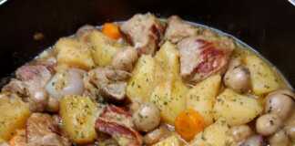 Χοιρινό με πατάτες και μανιτάρια στην κατσαρόλα, με πλούσια σάλτσα, έτοιμο για σερβίρισμα.