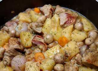 Χοιρινό με πατάτες και μανιτάρια στην κατσαρόλα, με πλούσια σάλτσα, έτοιμο για σερβίρισμα.