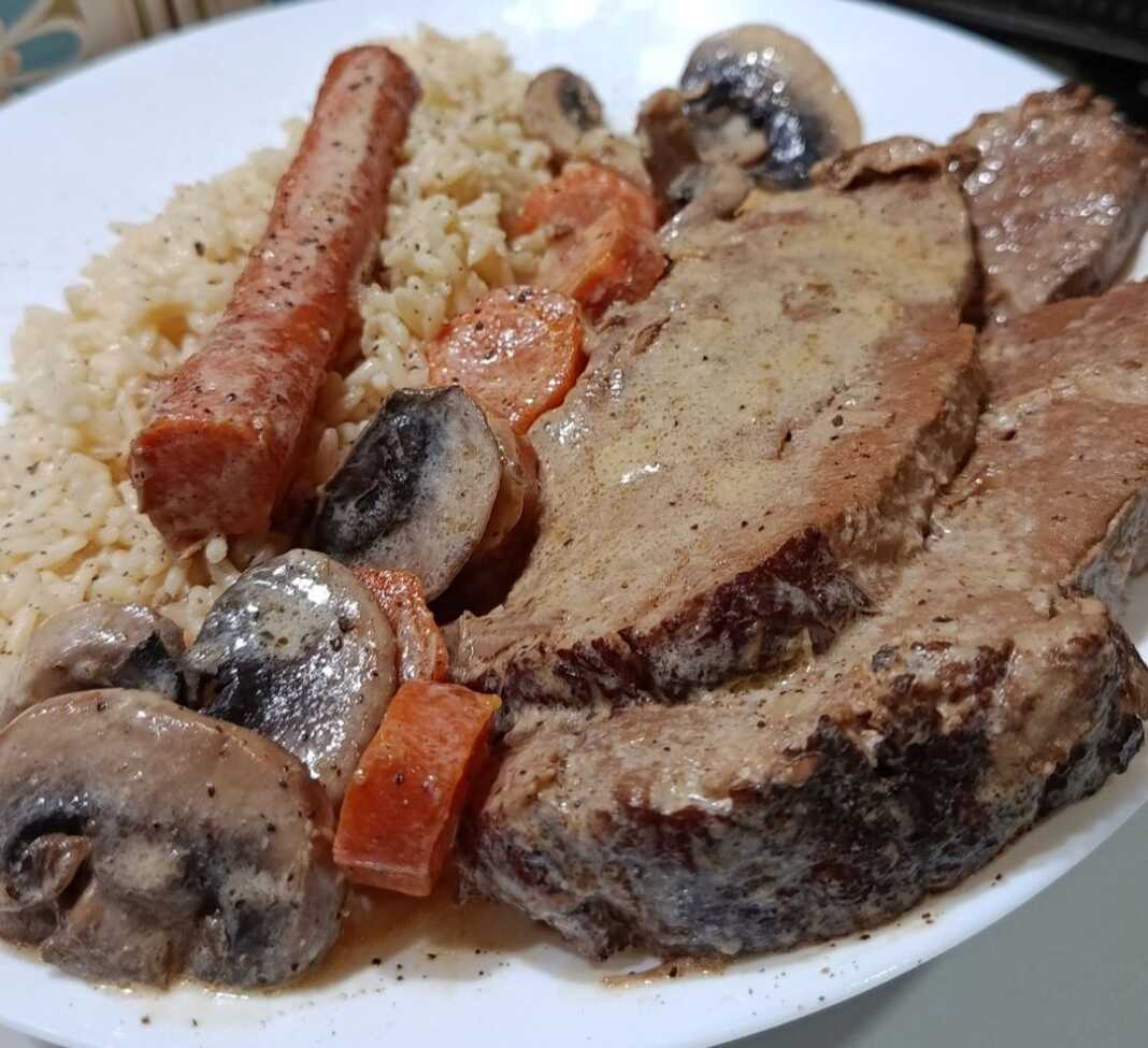 Χοιρινό Κατσαρόλας με Σάλτσα Μανιταριών