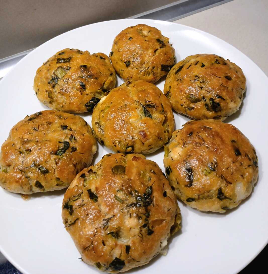 xortopitakia xoris filo Χορτοτυροπιτάκια ψημένα σε ταψί με λαδόκολλα, έτοιμα για σερβίρισμα