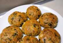 Χορτοτυροπιτάκια ψημένα σε ταψί με λαδόκολλα, έτοιμα για σερβίρισμα