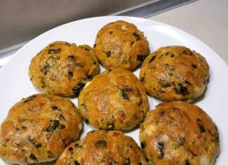 Χορτοτυροπιτάκια ψημένα σε ταψί με λαδόκολλα, έτοιμα για σερβίρισμα