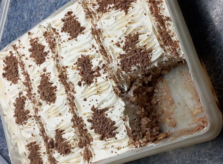 Κορμός ψυγείου με σοκολάτα και κρέμα Μορφάτ, κομμένος σε φέτες