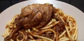 Πιάτο με Κόκορα Κρασάτο και Μακαρόνια (Νο 5) με πλούσια κοκκινιστή σάλτσα