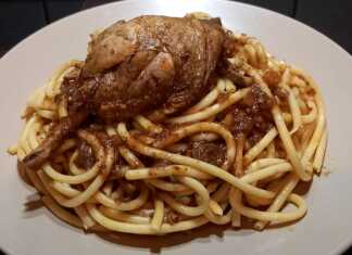 Πιάτο με Κόκορα Κρασάτο και Μακαρόνια (Νο 5) με πλούσια κοκκινιστή σάλτσα