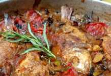 Λιθρινάκια πλακί ψημένα στο ταψί με πλούσια σάλτσα ντομάτας και κρεμμυδιών, έτοιμα για σερβίρισμα