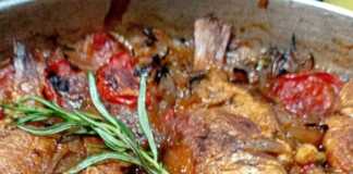 Λιθρινάκια πλακί ψημένα στο ταψί με πλούσια σάλτσα ντομάτας και κρεμμυδιών, έτοιμα για σερβίρισμα