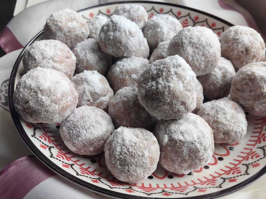 Μεθυσμένα με γέμιση λουκούμι, πασπαλισμένα με άφθονη ζάχαρη άχνη σε πιατέλα