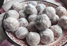 Μεθυσμένα με γέμιση λουκούμι, πασπαλισμένα με άφθονη ζάχαρη άχνη σε πιατέλα