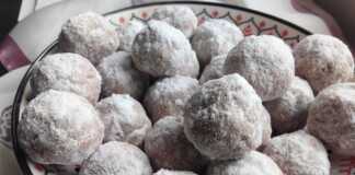 Μεθυσμένα με γέμιση λουκούμι, πασπαλισμένα με άφθονη ζάχαρη άχνη σε πιατέλα