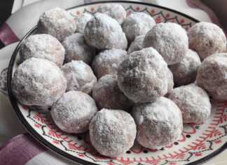 Μεθυσμένα με γέμιση λουκούμι, πασπαλισμένα με άφθονη ζάχαρη άχνη σε πιατέλα