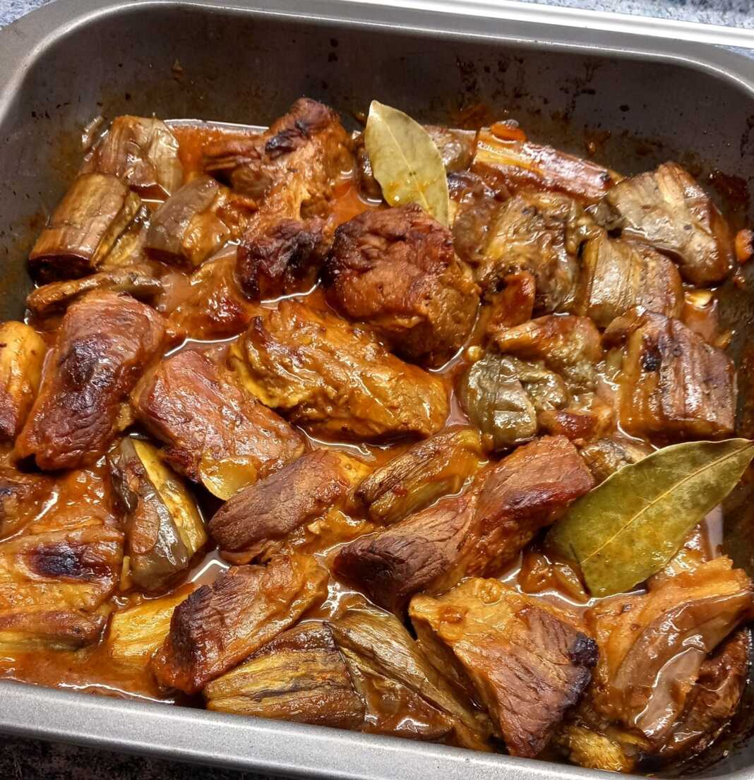 Ψημένα σοκολατένια μάφιν πάνω σε σχάρα ψύξης, με κομμάτια σοκολάτας να φαίνονται στο εσωτερικό