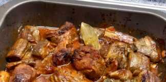 Μοσχαράκι με Μελιτζάνες Φούρνου – Μελωμένο με Σάλτσα Ψημένα σοκολατένια μάφιν πάνω σε σχάρα ψύξης, με κομμάτια σοκολάτας να φαίνονται στο εσωτερικό