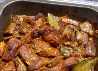 Ψημένα σοκολατένια μάφιν πάνω σε σχάρα ψύξης, με κομμάτια σοκολάτας να φαίνονται στο εσωτερικό