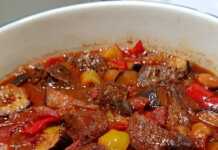 Μοσχάρι κοκκινιστό με μελιτζάνες και πιπεριές σε πιάτο, σερβιρισμένο με ρύζι ή πατάτες.