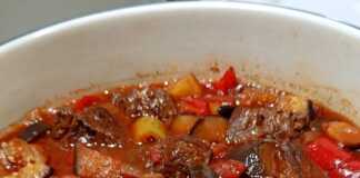 Μοσχάρι κοκκινιστό με μελιτζάνες και πιπεριές σε πιάτο, σερβιρισμένο με ρύζι ή πατάτες.