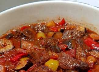 Μοσχάρι κοκκινιστό με μελιτζάνες και πιπεριές σε πιάτο, σερβιρισμένο με ρύζι ή πατάτες.