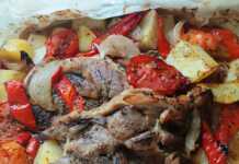 Χοιρινές Μπριζόλες στη Λαδόκολλα με Λαχανικά Χοιρινές μπριζόλες μαζί με πατάτες, κρεμμύδια και πιπεριές σε ανοιχτή λαδόκολλα που έχει ψηθεί και έχει πάρει χρώμα