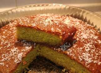 Κομμάτια από σιροπιαστό κέικ με πορτοκάλι και ινδοκάρυδο πασπαλισμένα με νιφάδες καρύδας σε πιατέλα