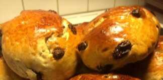 Ζεστά Σταφιδόψωμα γυαλισμένα με μέλι και ορατές οι σταφίδες