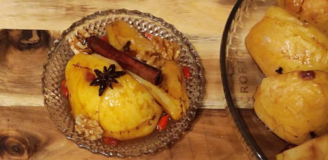 Ζεστά ψητά κομμάτια κυδωνιού με καρύδια, γλυκάνισο και πλούσια σάλτσα με κρέμα βαλσάμικου σε μπολ