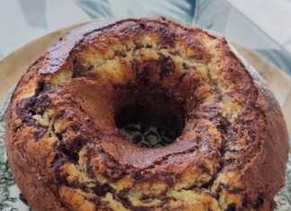 Κέικ Ζέβρα κομμένο σε φέτες που δείχνει τις δίχρωμες μαύρες και λευκές γραμμές του