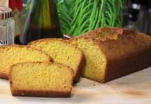 Ψωμί από καλαμποκάλευρο, κομμένο σε φέτες, με κρούστα και αφράτο εσωτερικό πάνω σε ξύλινη επιφάνεια