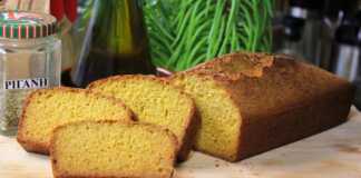 Ψωμί από Καλαμποκάλευρο Χωρίς Γλουτένη και λακτόζη Ψωμί από καλαμποκάλευρο, κομμένο σε φέτες, με κρούστα και αφράτο εσωτερικό πάνω σε ξύλινη επιφάνεια