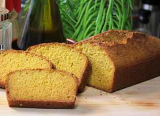 Ψωμί από καλαμποκάλευρο, κομμένο σε φέτες, με κρούστα και αφράτο εσωτερικό πάνω σε ξύλινη επιφάνεια