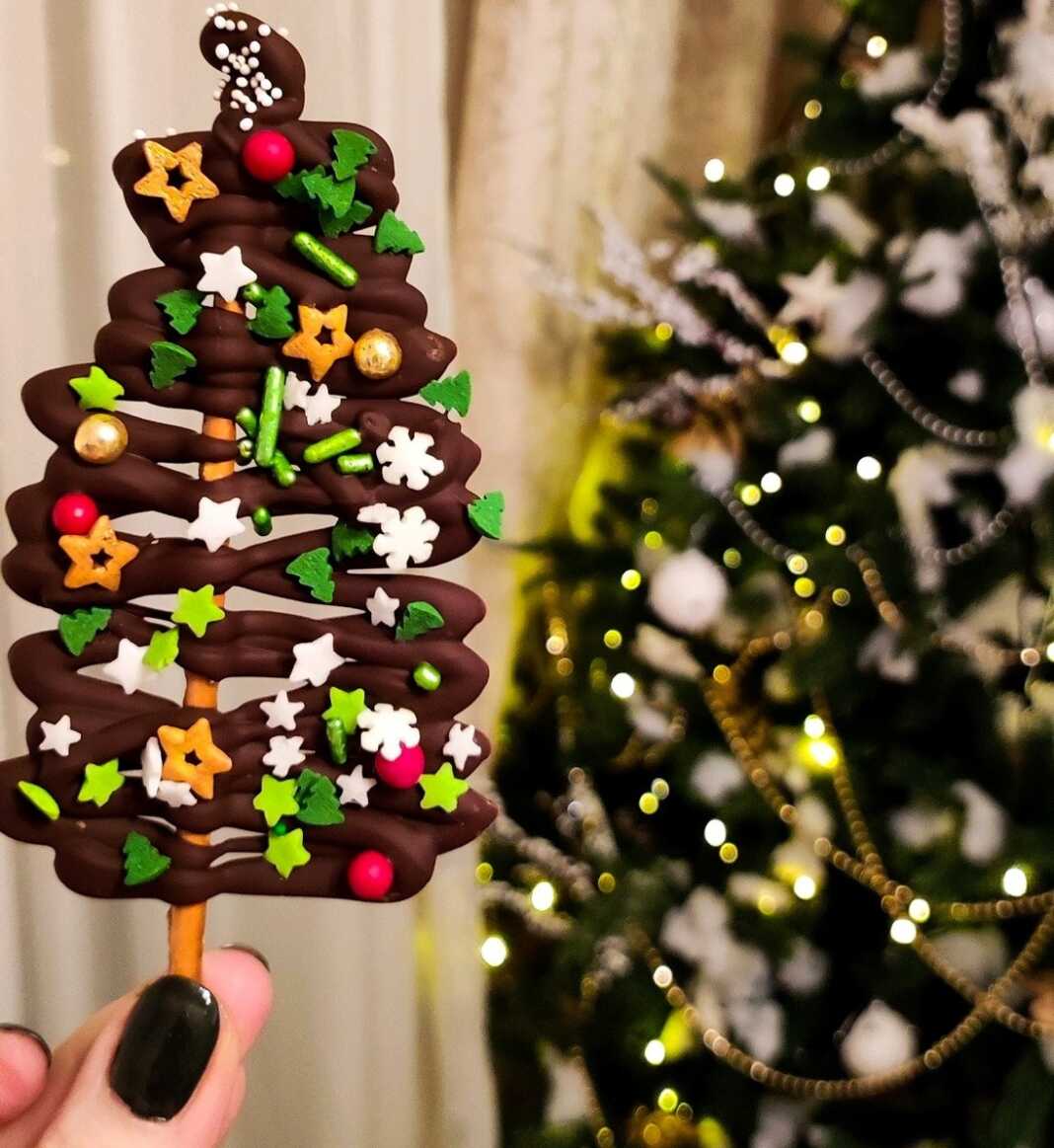 Χριστουγεννιάτικα δεντράκια φτιαγμένα από αλμυρά κρακεράκια βουτηγμένα σε λιωμένη πράσινη σοκολάτα, διακοσμημένα με χρωματιστά ζαχαρωτά και τρουφάκια