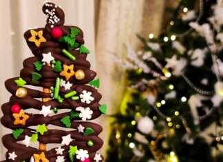 Χριστουγεννιάτικα δεντράκια φτιαγμένα από αλμυρά κρακεράκια βουτηγμένα σε λιωμένη πράσινη σοκολάτα, διακοσμημένα με χρωματιστά ζαχαρωτά και τρουφάκια