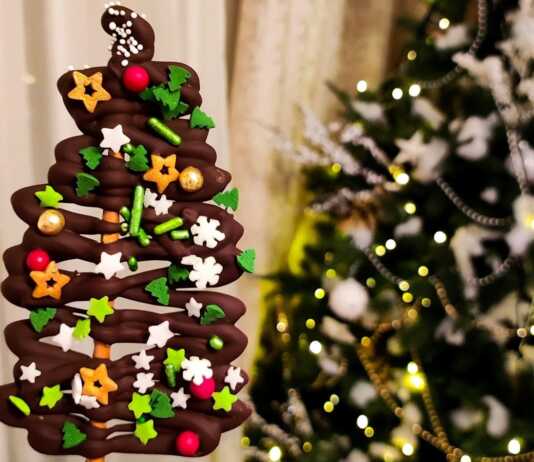 Χριστουγεννιάτικα δεντράκια φτιαγμένα από αλμυρά κρακεράκια βουτηγμένα σε λιωμένη πράσινη σοκολάτα, διακοσμημένα με χρωματιστά ζαχαρωτά και τρουφάκια