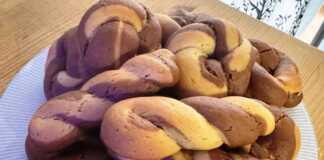 Δίχρωμα Κουλουράκια με Πορτοκάλι και Κακάο Δίχρωμα κουλουράκια σε στριφτό σχήμα με λευκή ζύμη και ζύμη κακάο σε πιατέλα