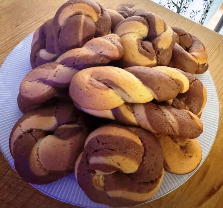 Δίχρωμα κουλουράκια σε στριφτό σχήμα με λευκή ζύμη και ζύμη κακάο σε πιατέλα