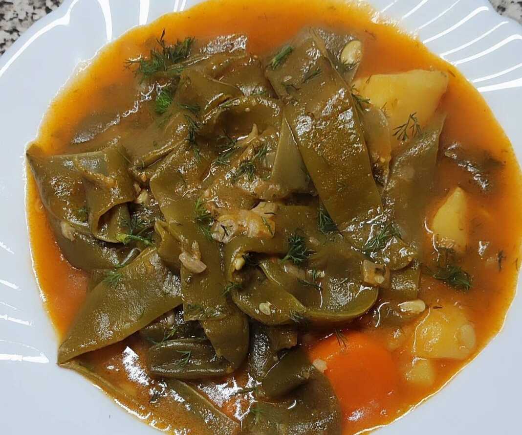 Πιάτο με φρέσκα φασολάκια μαγειρεμένα σε κατσαρόλα με πατάτες και καρότα, με ψωμί και φέτα στο πλάι