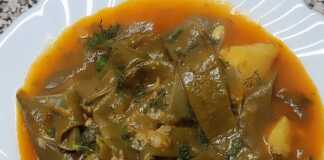 Πιάτο με φρέσκα φασολάκια μαγειρεμένα σε κατσαρόλα με πατάτες και καρότα, με ψωμί και φέτα στο πλάι