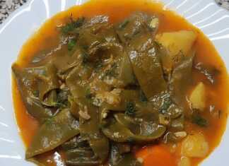 Πιάτο με φρέσκα φασολάκια μαγειρεμένα σε κατσαρόλα με πατάτες και καρότα, με ψωμί και φέτα στο πλάι