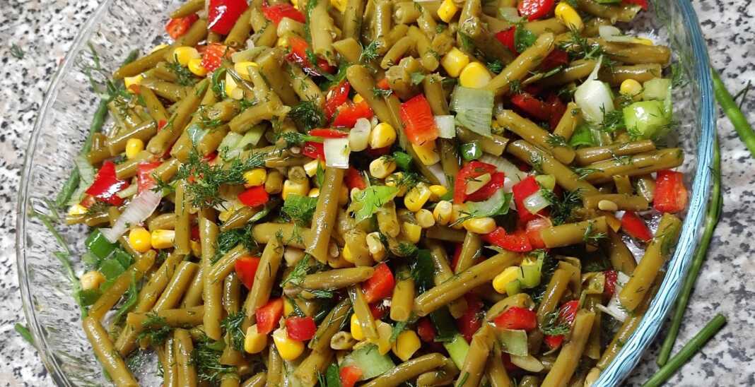 Δροσερή σαλάτα με πράσινα φασολάκια, κίτρινο καλαμπόκι, κόκκινη πιπεριά και άνηθο σε ένα μπολ