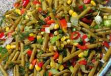 Δροσερή σαλάτα με πράσινα φασολάκια, κίτρινο καλαμπόκι, κόκκινη πιπεριά και άνηθο σε ένα μπολ