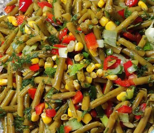 Σαλάτα με Φασολάκια και Καλαμπόκι Δροσερή σαλάτα με πράσινα φασολάκια, κίτρινο καλαμπόκι, κόκκινη πιπεριά και άνηθο σε ένα μπολ